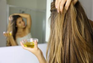 winter hair care típ-Winter Hair Care Tips: Moisturize Your Scalp With Hair Oil