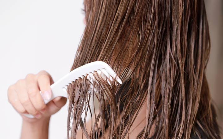 Brushing-Your-Hair-In-The-Right-Way-and-The-Biggest-Mistakes-To-Avoid