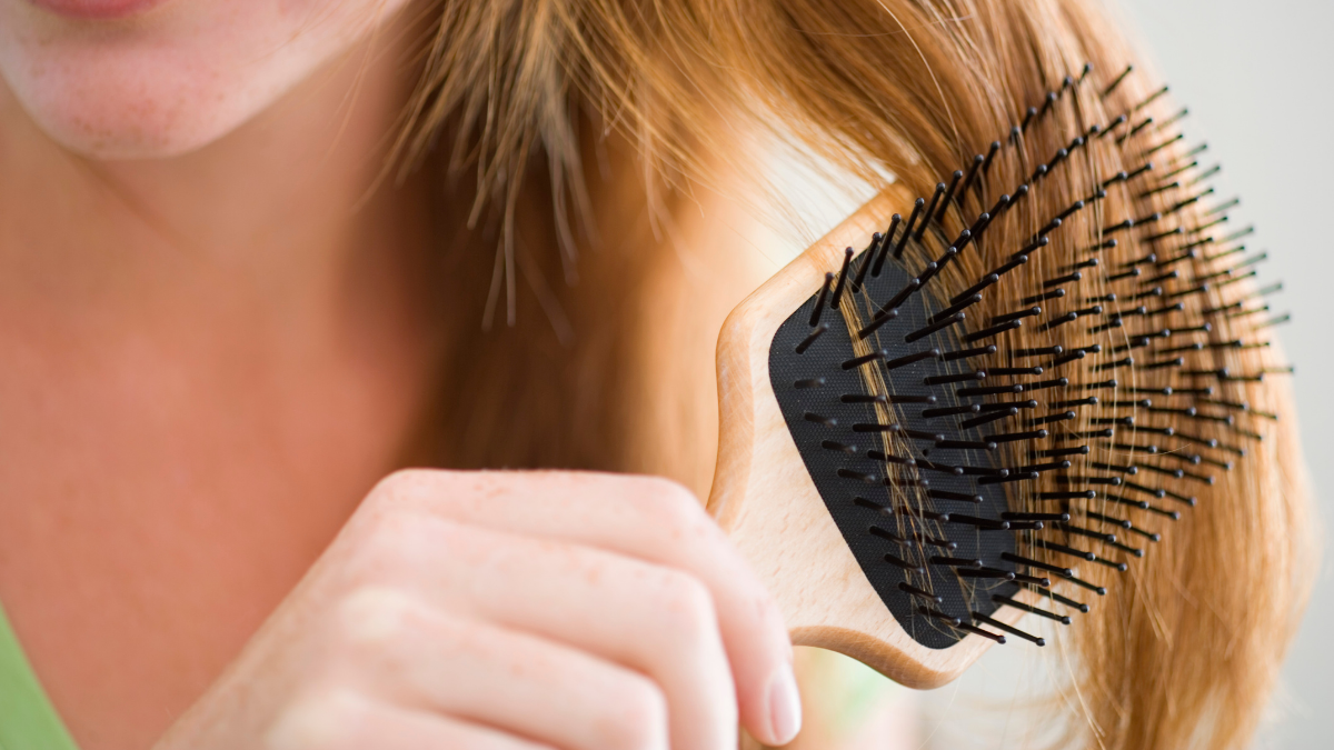 Brushing-Your-Hair-In-The-Right-Way-and-The-Biggest-Mistakes-To-Avoid