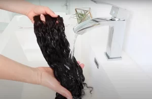 Common-Mistakes-To-Avoid-When-Wearing-Curly-Hair-Extensions